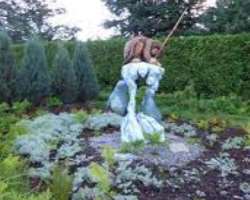 Besides trees and shrubs, you can see and admire a number of sculptures in the garden.